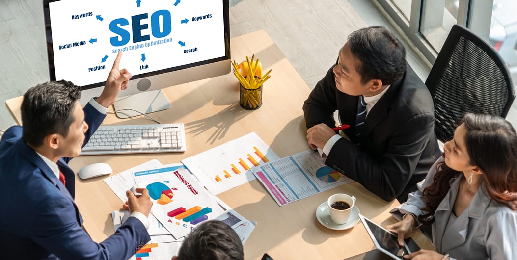 会議している写真